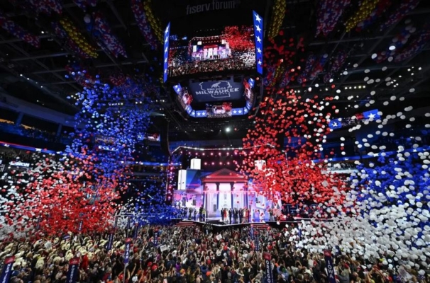 Los globos caen después de que el expresidente y candidato presidencial republicano de 2024, Donald Trump, aceptara la nominación de su partido el último día de la Convención Nacional Republicana de 2024 en el Foro Fiserv en Milwaukee, Wisconsin, el 18 de julio de 2024. (Andrew Caballero-Reynolds/AFP vía Getty Imegs)