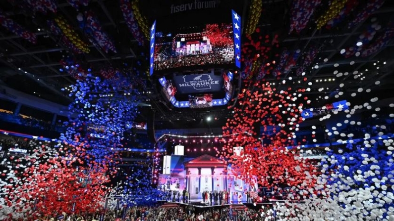 Los globos caen después de que el expresidente y candidato presidencial republicano de 2024, Donald Trump, aceptara la nominación de su partido el último día de la Convención Nacional Republicana de 2024 en el Foro Fiserv en Milwaukee, Wisconsin, el 18 de julio de 2024. (Andrew Caballero-Reynolds/AFP vía Getty Imegs)