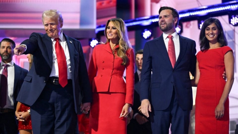 El expresidente y candidato presidencial republicano para 2024 Donald Trump, la exprimera dama Melania Trump, el senador estadounidense por Ohio y candidato republicano a la vicepresidencia para 2024 JD Vance, y su esposa Usha Vance, en el escenario del último día de la Convención Nacional Republicana de 2024 en el Fiserv Forum de Milwaukee, Wisconsin, el 18 de julio de 2024. (Patrick T. Fallon/AFP Via Getty Images)