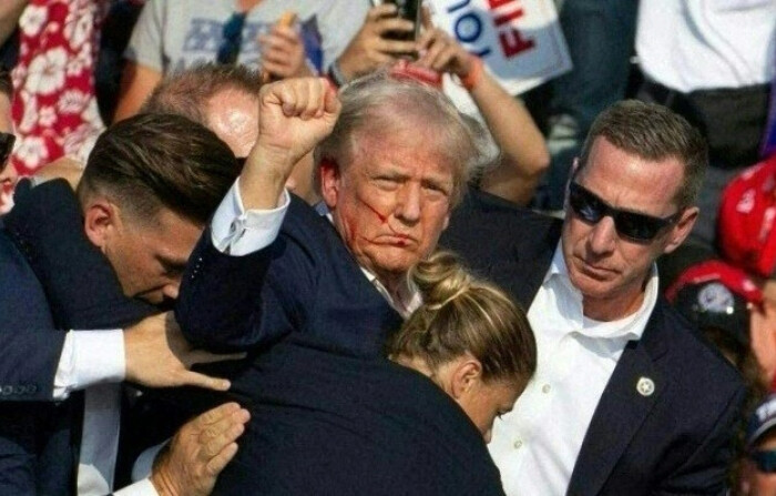 El expresidente Donald Trump tras ser tiroteado en Butler, Pensilvania, el 13 de julio de 2024. (Rebecca Droke/AFP vía Getty Images)
