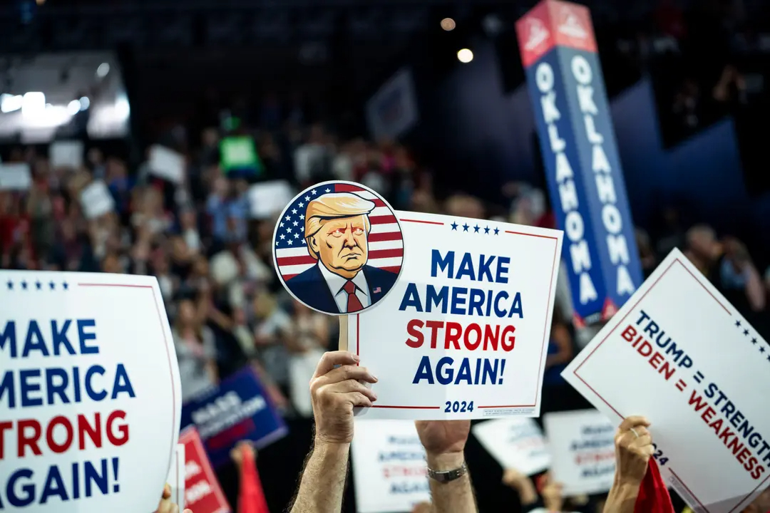 Delegados sostienen carteles durante la Convención Nacional Republicana (RNC) en Milwaukee, Wisconsin, el 17 de julio de 2024. (Madalina Vasiliu/The Epoch Times)