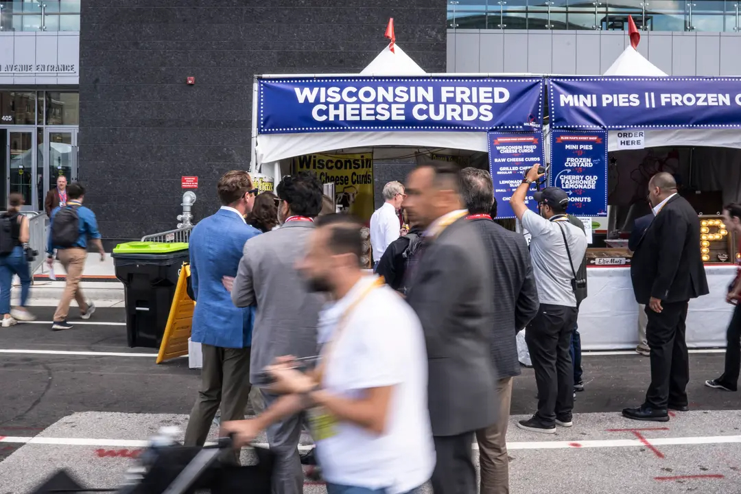 La gente hace cola para conseguir queso frito de Wisconsin (cheese curds) en el recinto de la Convención Nacional Republicana (RNC) en Milwaukee, Wisconsin, el 17 de julio de 2024. (Madalina Vasiliu/The Epoch Times)