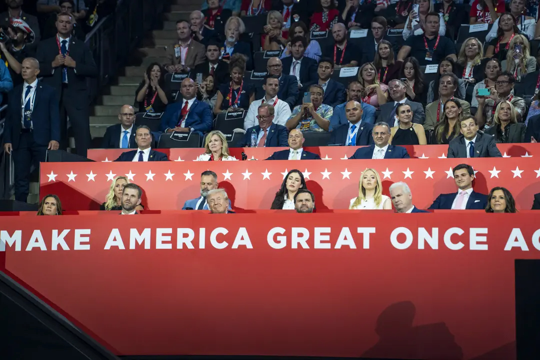 (I-D fila inferior) Eric Trump, el expresidente Donald J. Trump, su compañero de fórmula el senador J.D. Vance (R-Ohio), legisladores, familiares y otros escuchan discursos durante la RNC en Milwaukee, Wisconsin, el 16 de julio de 2024.(Madalina Vasiliu/The Epoch Times)