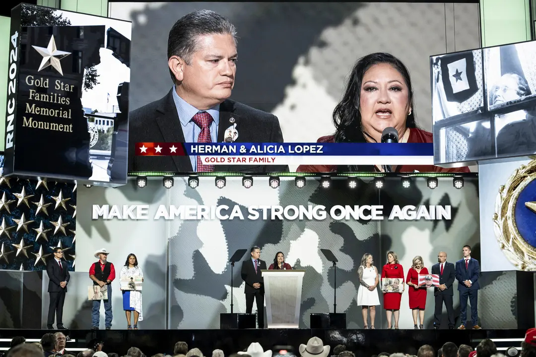 Herman y Alicia López y otros estadounidenses de a pie hablan durante la Convención Nacional Republicana (RNC) en Milwaukee, Wisconsin, el 17 de julio de 2024.(Madalina Vasiliu/The Epoch Times)