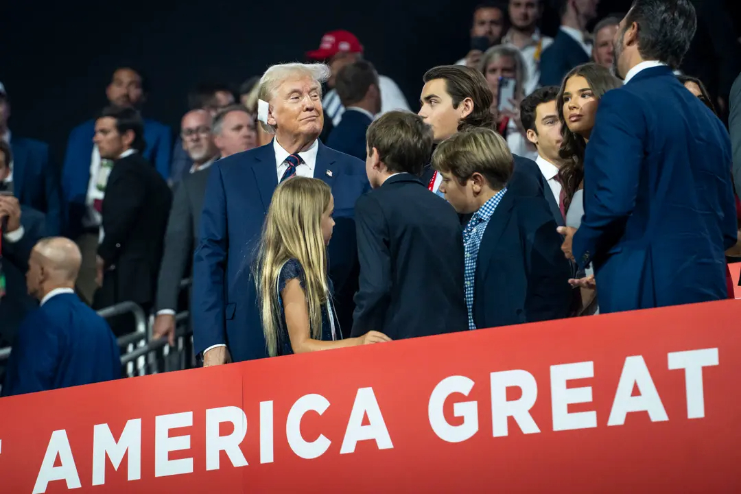 El expresidente Donald J. Trump, su familia y otras personas durante la Convención Nacional Republicana (RNC) en Milwaukee, Wisconsin, el 17 de julio de 2024. (Madalina Vasiliu/The Epoch Times)