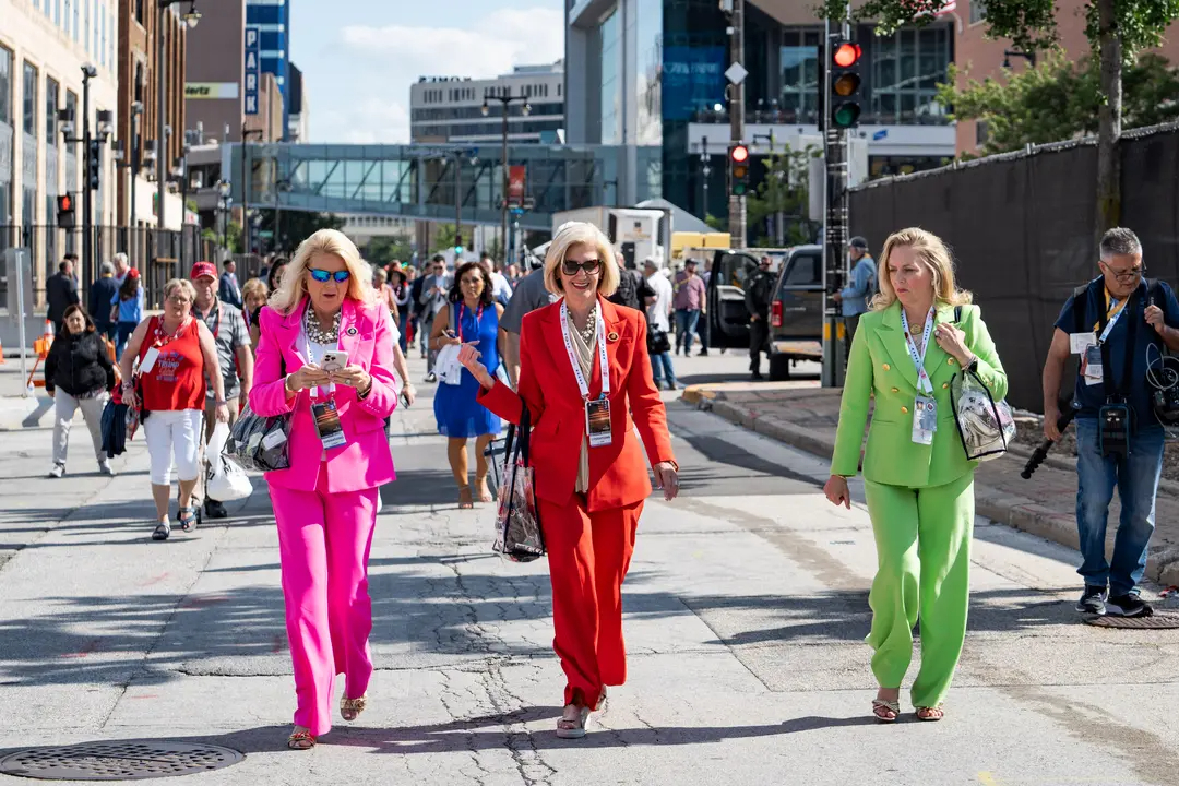 La gente camina por el recinto de la Convención Nacional Republicana (RNC) en Milwaukee, Wisconsin, el 17 de julio de 2024. (Madalina Vasiliu/The Epoch Times)