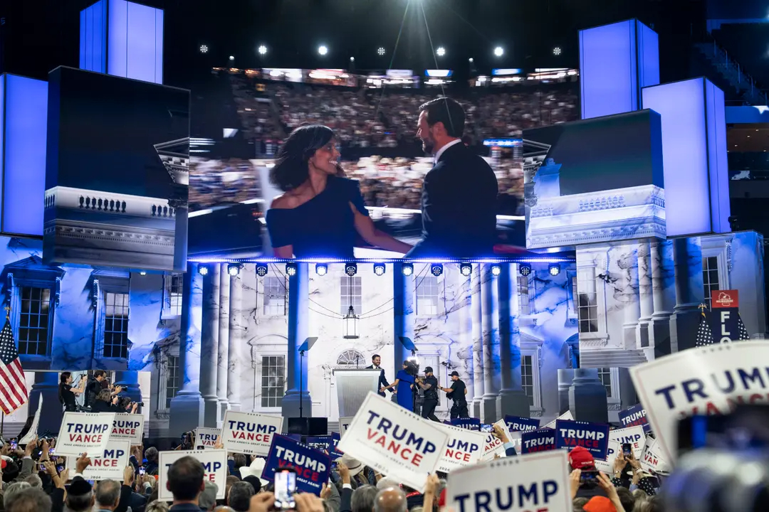 El candidato republicano a la vicepresidencia, el senador JD Vance (R-Ohio) , y su esposa Usha Chilukuri Vance durante la Convención Nacional Republicana (RNC) en Milwaukee, Wisconsin, el 17 de julio de 2024. (Madalina Vasiliu/The Epoch Times)