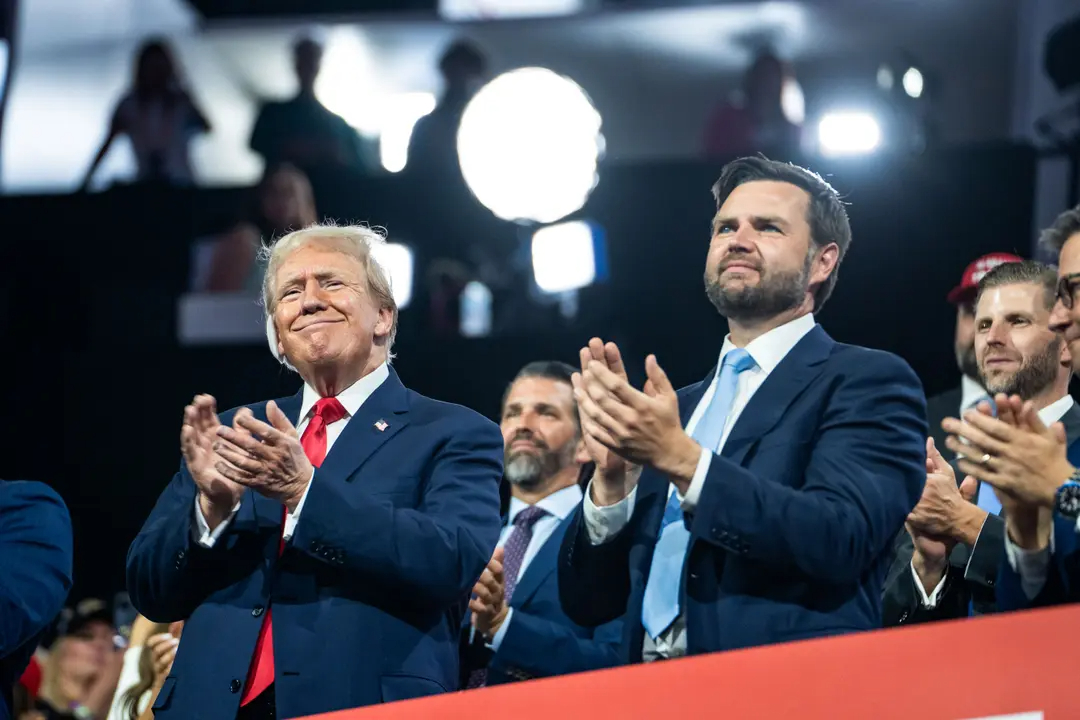 El candidato republicano a la vicepresidencia, el senador JD Vance (R-Ohio) y el expresidente Donald J. Trump asisten a la Convención Nacional Republicana de 2024 en Milwaukee, Wisconsin, el 15 de julio de 2024. (Madalina Vasiliu/The Epoch Times)