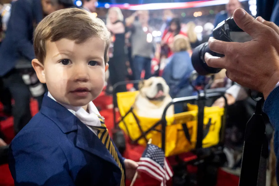 Sam, el hijo de la representante Elise Stefanik (R-N.Y.) juega con el Bulldog Inglés Babydog del gobernador de Virginia Occidental Jim Justice durante la Convención Nacional Republicana (RNC) en Milwaukee, Wisconsin, el 16 de julio de 2024. (Madalina Vasiliu/The Epoch Times)