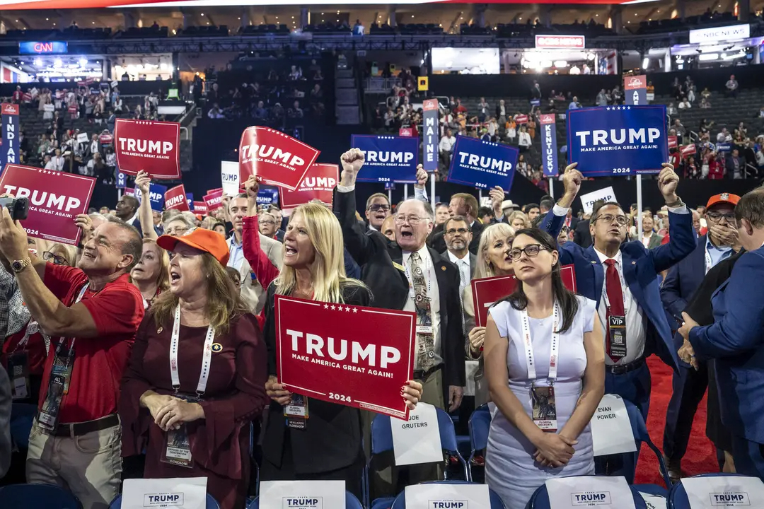 Delegados en la pista del Fiserv Forum durante la Convención Nacional Republicana (RNC) de 2024 en Milwaukee, Wisconsin, el 15 de julio de 2024.(Madalina Vasiliu/The Epoch Times)