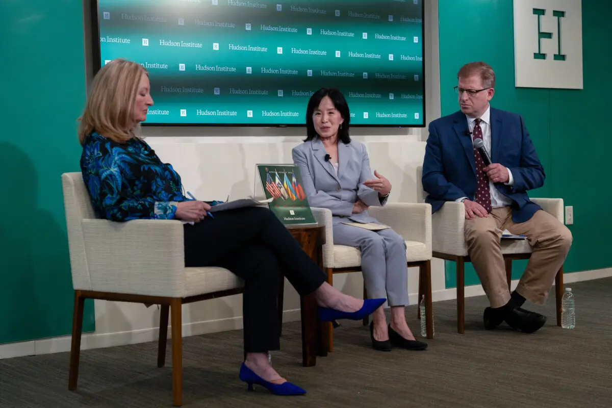 (De izquierda a derecha) Nina Shea, directora del Centro para la Libertad Religiosa del Instituto Hudson; Ying Chen, vicepresidenta de Shen Yun Performing Arts; y Levi Browde, director ejecutivo del Centro de Información sobre Falun Dafa, en un acto con motivo del 25º aniversario de la persecución de Falun Gong, en Washington, el 17 de julio de 2024. (Caroline Li/The Epoch Times)