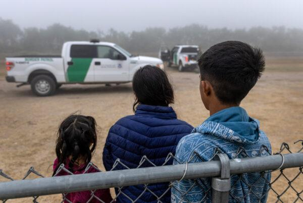 Menores acompañados esperan a ser procesados por agentes de la Patrulla Fronteriza cerca de la frontera entre Estados Unidos y México en La Joya, Texas, el 10 de abril de 2021 ( John Moore/Getty Images)