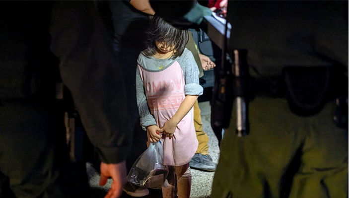 Una niña no acompañada de Honduras, de 4 años, permanece en un puesto de control de la Patrulla Fronteriza de Estados Unidos después de cruzar el Río Grande desde México en Roma, Texas, el 14 de agosto de 2021. (John Moore/Getty Images)
