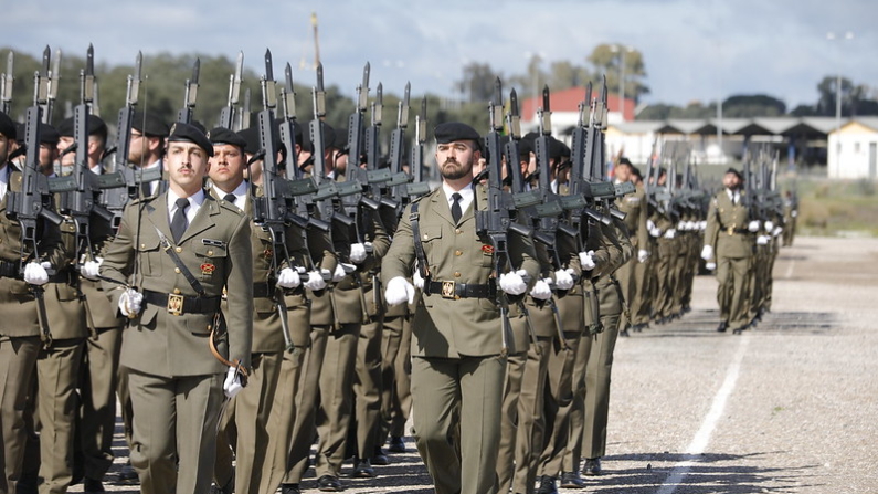 Soldados desfilan en la Base Cerro Muriano en Córdoba. Foto: Ruben Somonte/MDE a través de Flickr de Ministerio de Defensa de España.  