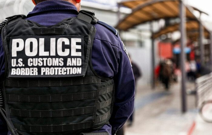 Agentes de aduanas revisan a peatones al salir de México en Tijuana el 19 de noviembre de 2018. (Charlotte Cuthbertson/The Epoch Times)
