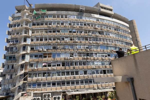 Un edificio dañado por la explosión de un dron, que los Hutíes de Yemen han reivindicado el 19 de julio de 2024 en Tel Aviv, Israel, causante de un muerto y diez heridos (Amir Levy/Getty Images)