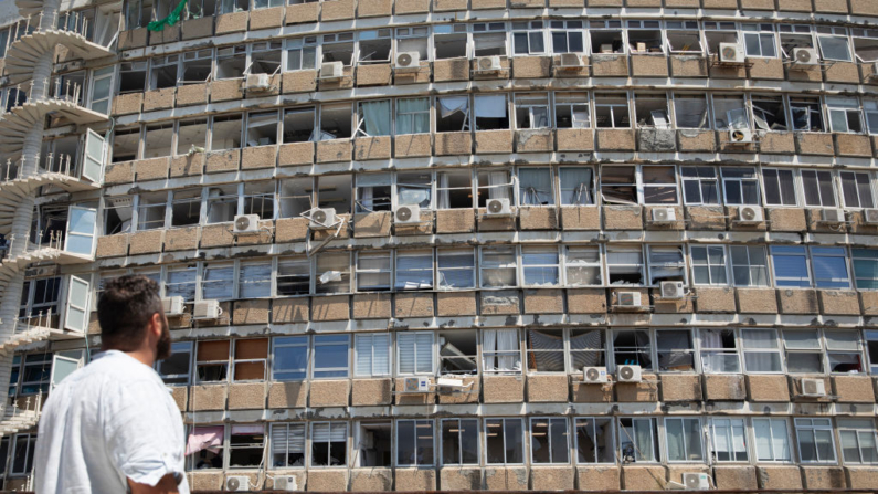 Un hombre observa un edificio dañado por la explosión de un dron, que los Hutíes de Yemen han reivindicado el 19 de julio de 2024 en Tel Aviv, Israel, causante de un muerto y diez heridos (Amir Levy/Getty Images)