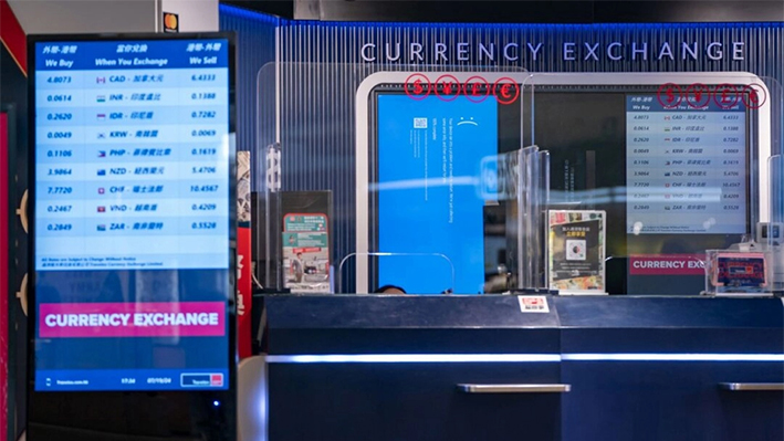 Un error pantalla azul se muestra en una tienda de cambio de divisas en el Aeropuerto Internacional de Hong Kong el 19 de julio de 2024 en Hong Kong. Anthony Kwan/Getty Images)
