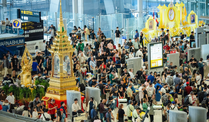 Las multitudes se congregan en el aeropuerto de Suvarnabhumi debido a una interrupción global de TI causada por una interrupción de Microsoft y un problema de TI de Crowdstrike que se combinan para afectar a los usuarios en Bangkok, el 19 de julio de 2024. (Mailee Osten-Tan/Getty Images)
