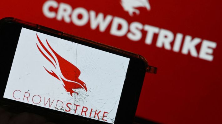 Esta fotografía muestra pantallas con el logotipo de la empresa de tecnología de ciberseguridad "CrowdStrike" en París, el 19 de julio de 2024, durante un apagón informático masivo a escala mundial. (STEFANO RELLANDINI/AFP vía Getty Images)