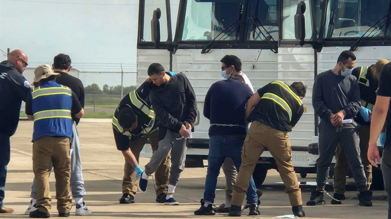 Al menos 130 colombianos fueron deportados este jueves 18 de julio de 2024 a su país en uno de los 12 vuelos que semanalmente salen del aeropuerto de Harlingen, ubicado en el estado de Texas (EE.UU.). EFE/ Laura Becquer