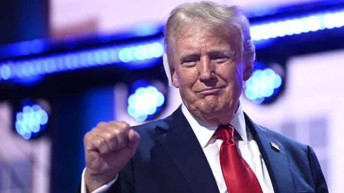 El expresidente estadounidense y candidato republicano a la presidencia en 2024, Donald Trump, levanta el puño en el escenario durante la última jornada de la Convención Nacional Republicana de 2024 en el Fiserv Forum de Milwaukee, Wisconsin, el 18 de julio de 2024. (BRENDAN SMIALOWSKI/AFP vía Getty Images)