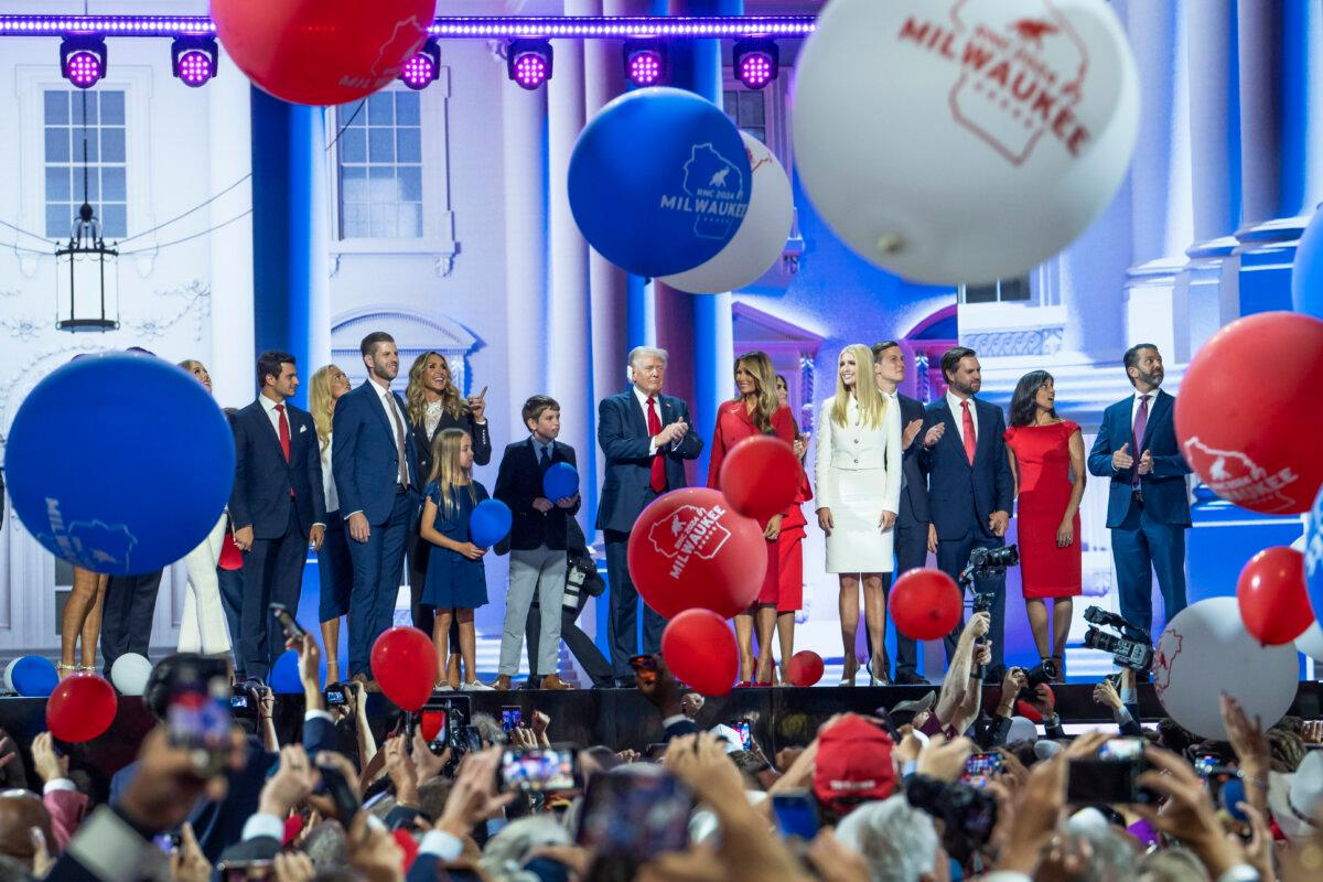 El expresidente Donald J. Trump, la ex primera dama Melania Trump, otros miembros de su familia, el candidato republicano a la vicepresidencia, el senador JD Vance (R-Ohio), y su esposa Usha Chilukuri Vance suben al escenario el último día del RNC en Milwaukee, Wisconsin, el 18 de julio de 2024. (Madalina Vasiliu/The Epoch Times)