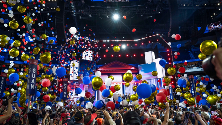 El expresidente Donald J. Trump, la ex primera dama Melania Trump, otros miembros de su familia, el candidato republicano a la vicepresidencia, el senador JD Vance (R-Ohio), y su esposa Usha Chilukuri Vance, en el escenario el último día del RNC en Milwaukee, Wisconsin, el 18 de julio de 2024. Madalina Vasiliu/The Epoch Times)
