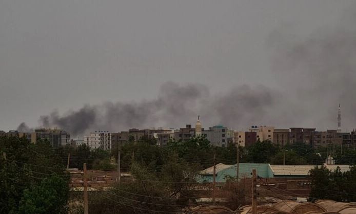 El humo ondea detrás de edificios en Jartum, en medio de los combates en curso entre las fuerzas de dos generales rivales en Sudán, el 29 de mayo de 2023. (AFP vía Getty Images)