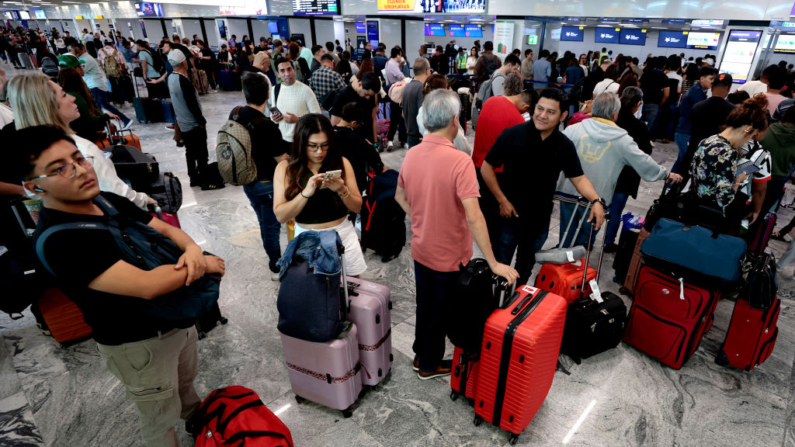 Pasajeros esperan sus vuelos en el aeropuerto de Guadalajara en Tlajomulco de Zúñiga, estado de Jalisco, México, el 19 de julio de 2024. (Ulises Ruiz/AFP vía Getty Images)