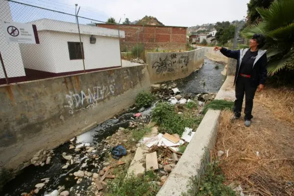 La ambientalista Margarita Díaz junto a un canal de agua sin tratar en la colonia Los Laureles, en Tijuana, México, el 3 de julio de 2024. Jorge Dueñas/Reuters)