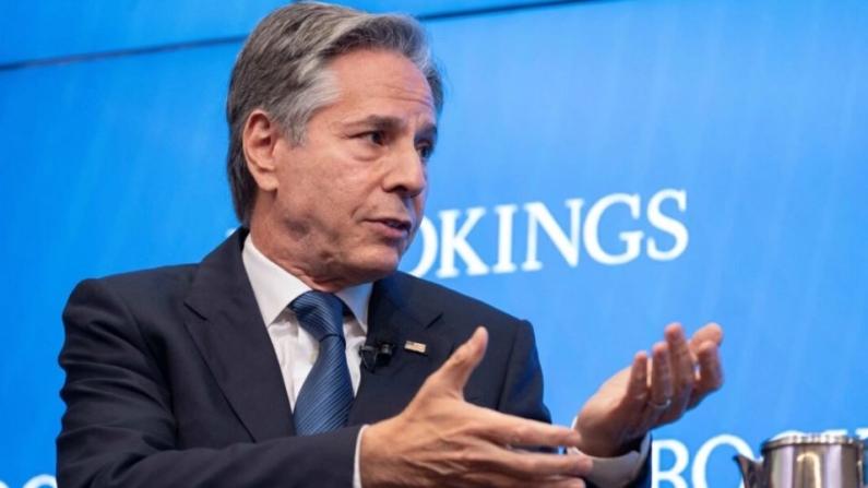 El Secretario de Estado Antony Blinken habla durante un debate sobre política exterior en el Instituto Brookings de Washington el 1 de julio de 2024. (R berto Schmidt/AFP via Getty Images)