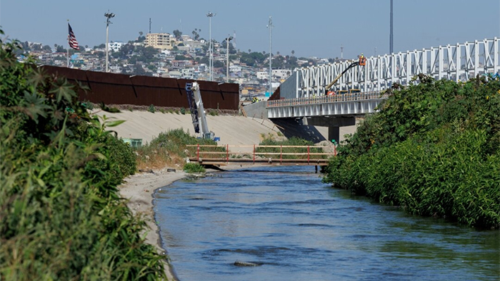 Aguas residuales fluyen a lo largo del río Tijuana, situado entre las fronteras primaria y secundaria junto a Tijuana, México, en San Diego, el 27 de junio de 2024. (Mike Bake/Reuters)