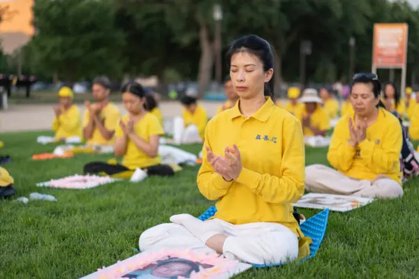 Practicantes de Falun Gong se reúnen para una vigilia con velas en conmemoración de la persecución a muerte de los practicantes de Falun Gong en China por el Partido Comunista Chino en el National Mall de Washington el 11 de julio de 2024. (Madalina Vasiliu/The Epoch Times)