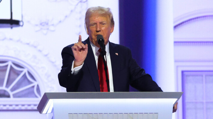 El candidato presidencial republicano, el expresidente estadounidense Donald Trump, habla tras aceptar oficialmente la nominación presidencial republicana en el escenario durante el cuarto día de la Convención Nacional Republicana en el Fiserv Forum el 18 de julio de 2024 en Milwaukee, Wisconsin. (Alex Wong/Getty Images)