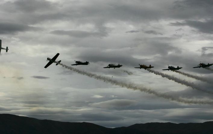 Aviones AK-52 durante el espectáculo aéreo internacional «Warbirds over Wanaka» en el lago Wanaka, Nueva Zelanda, el 15 de abril de 2006. Ross Land/Getty Images)