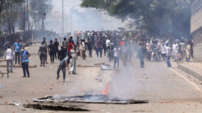 Estudiantes se enfrentan con la policía antidisturbios durante una protesta contra un sistema de cuotas para empleos gubernamentales, en Dhaka, Bangladesh, el jueves 18 de julio de 2024. (Foto AP/Rajib Dhar)