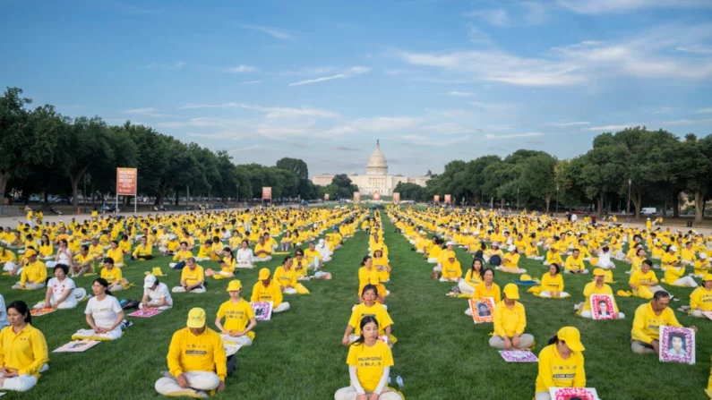 Practicantes de Falun Gong se reúnen en una vigilia con velas para conmemorar las muertes por persecución de sus compañeros practicantes en China por parte del Partido Comunista Chino, en el National Mall en Washington el 11 de julio de 2024. (Madalina Vasiliu/The Epoch Times)




