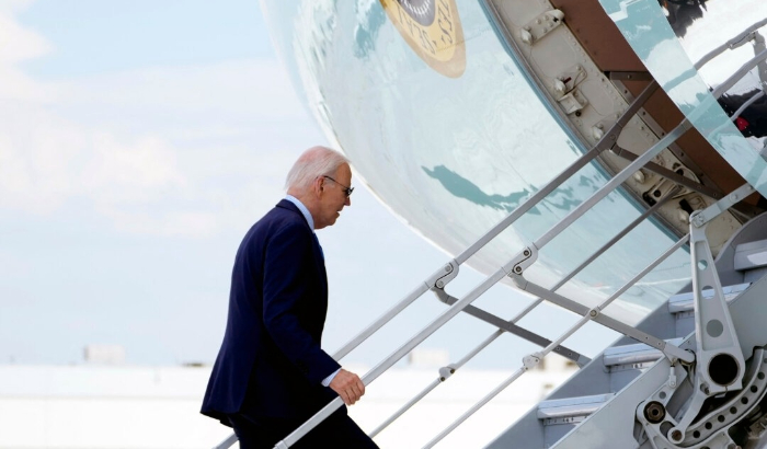 El presidente Joe Biden aborda el Air Force One al despegar del Aeropuerto Internacional Harry Reid en Las Vegas, Nevada, el 17 de julio de 2024. (Kent Nishimura/AFP)
