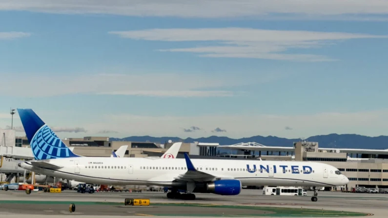 Un avión de United Airlines se desplaza por la pista en el Aeropuerto Internacional de Los Ángeles en Los Ángeles el 4 de enero de 2024. (Daniel Slim/AFP vía Getty Images)