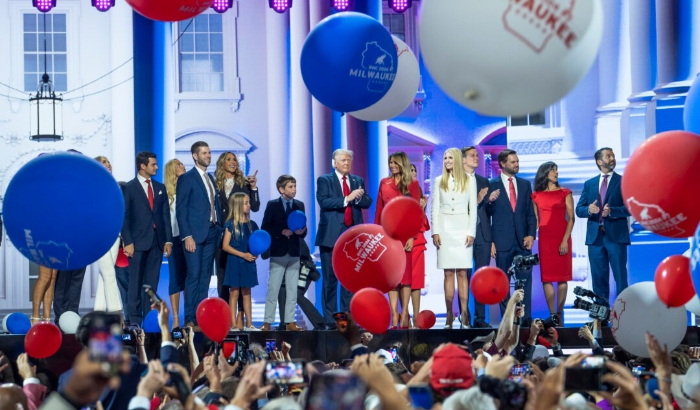 El expresidente Donald J. Trump, la exprimera dama Melania Trump, otros familiares, el candidato republicano a la vicepresidencia, el senador JD Vance (R-Ohio), y su esposa Usha Chilukuri Vance suben al escenario el último día de la RNC en Milwaukee, Wisconsin, el 18 de julio de 2024. (Madalina Vasiliu/The Epoch Times)