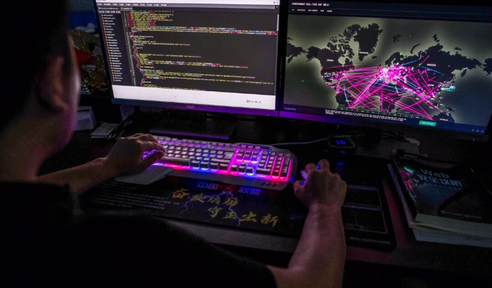 Un miembro del grupo de piratas informáticos Red Hacker Alliance que se negó a dar su nombre real utiliza un sitio web que monitorea los ciberataques globales en su computadora en su oficina en Dongguan, provincia de Guangdong, China, el 4 de agosto de 2020. (Nicolas Asfouri/AFP vía Getty Images)
