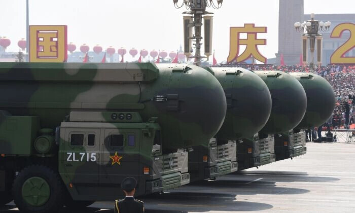 Los misiles balísticos intercontinentales con capacidad nuclear DF-41 de China se ven durante un desfile militar en la plaza de Tiananmen en Beijing el 1 de octubre de 2019. (Greg Baker/AFP vía Getty Images)