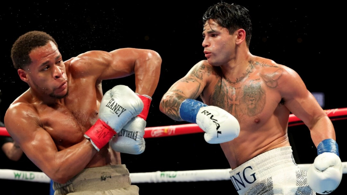 RYan García (calzón blanco) golpea a Devin Haney (calzón gris) durante su combate por el título superligero del CMB en Nueva York el 21 de abril de 2024. (Al Bello/Getty Images)