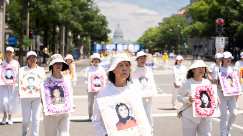 Practicantes de Falun Gong marchan durante un desfile pidiendo el fin de la persecución del Partido Comunista Chino a esta práctica espiritual durante 25 años, en Washington el 11 de julio de 2024. (Madalina Vasiliu/The Epoch Times)