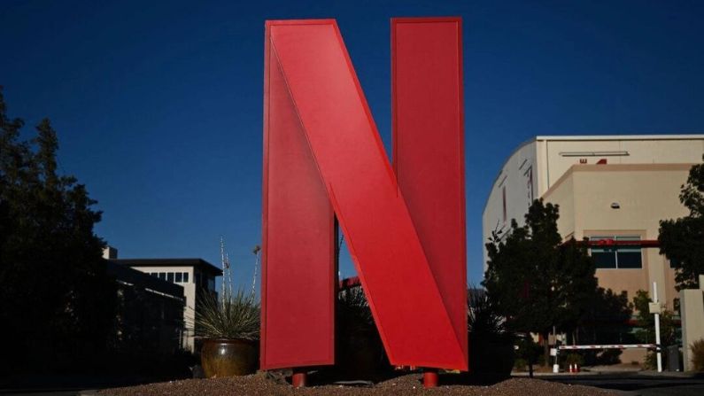 El logo de Netflix en la entrada de los estudios de producción de cine y televisión de Netflix en Albuquerque, N.M., el 13 de octubre de 2023. (Patrick T. Fallon/AFP a través de Getty Images)