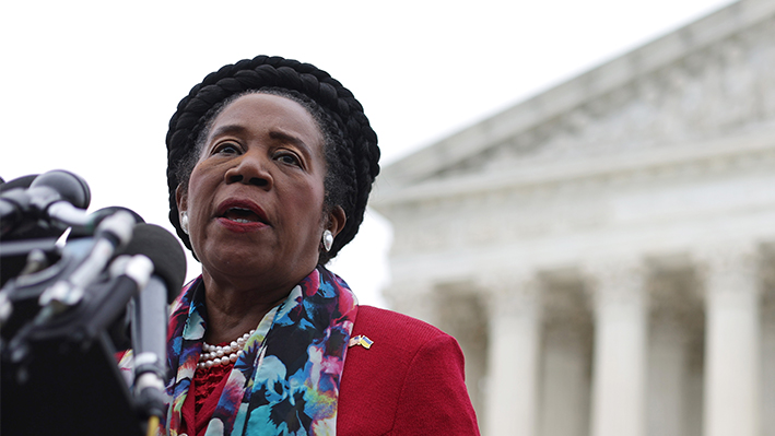 Sheila Jackson-Lee (D-TX) habla con miembros de la prensa después del argumento oral del caso Merrill vs Milligan en la Corte Suprema de EE.UU. el 4 de octubre de 2022 en Washington, DC. (Alex Wong/Getty Images)