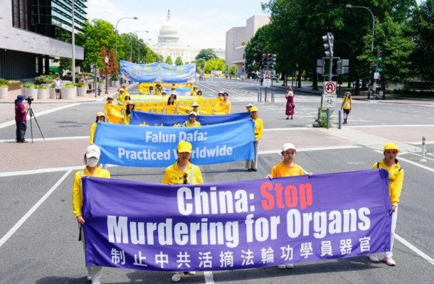 Seguidores de Falun Dafa marchan durante un desfile pidiendo el fin de los 25 años de persecución actual del Partido Comunista Chino a los practicantes de Falun Dafa en China en el National Mall de Washington el 11 de julio de 2024. (Larry Dye/The Epoch Times)