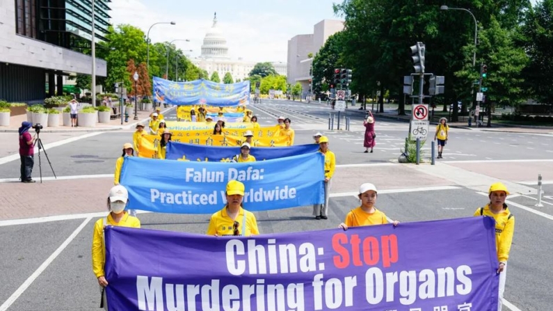 Practicantes de Falun Dafa marchan durante un desfile pidiendo el fin de los 25 años de persecución actual del Partido Comunista Chino a los practicantes de Falun Dafa en China, en el National Mall de Washington, el 11 de julio de 2024. (Larry Dye/The Epoch Times)