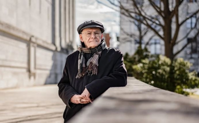 David Matas, abogado internacional de derechos humanos, antes de un evento sobre sustracción forzada de órganos en la Universidad de Harvard en Boston el 8 de marzo de 2024. (Samira Bouaou/The Epoch Times)